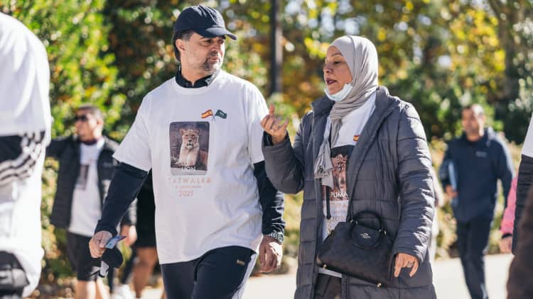 La embajadora de Omán y el embajador de Libia conversan durante la caminata.