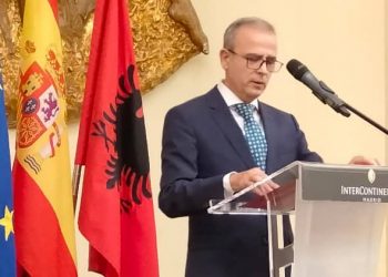 El embajador albanés, durante su discurso./ Fotos: LA
