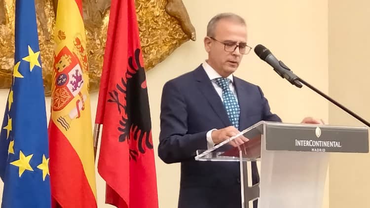 El embajador albanés, durante su discurso./ Fotos: LA