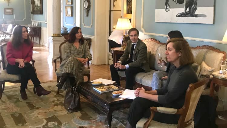 La consejera de Cultura de la Embajada, Patricia Severino, y la directora de Turismo de Portugal, María de Lurdes Vale, a la izquierda, conversan con varios periodistas.