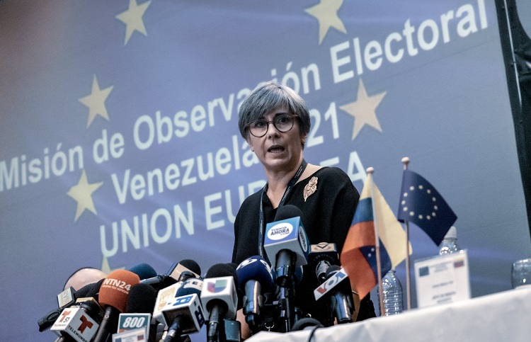 Isabel Santos presents the EU report in Caracas. / Photo: @MOEUEVenezuela