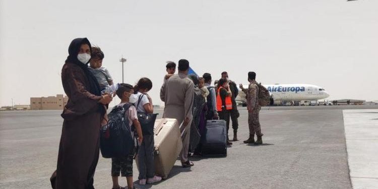 Afghan collaborators and their families on their way to Spain / Photo: Defensa
