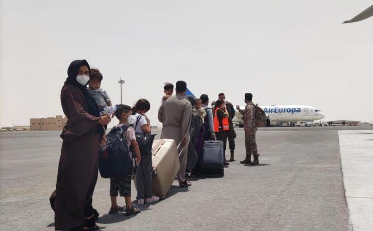 Afghan collaborators and their families on their way to Spain / Photo: Defensa