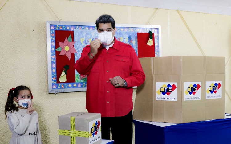 Nicolás Maduro en el momento de emitir su voto. / Foto: @NicolasMaduro