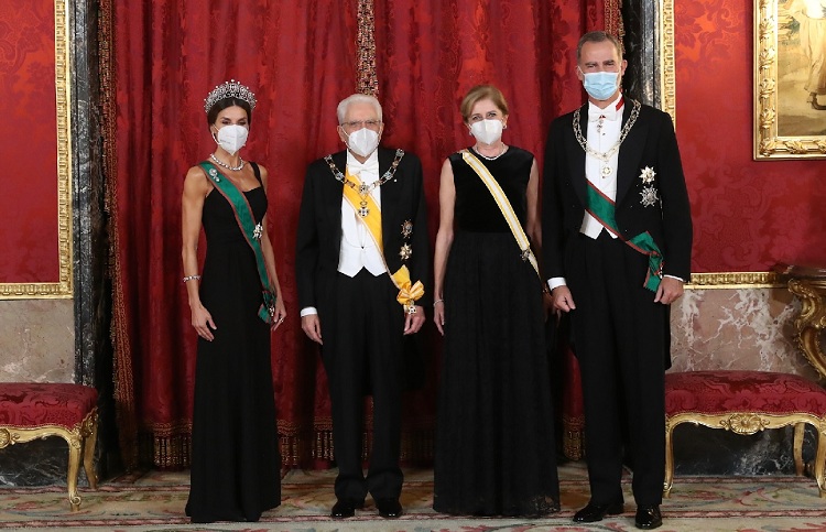Los Reyes, Mattarella y su esposa antes de la cena de gala en el Palacio Real de Madrid. / Foto: Casa Real