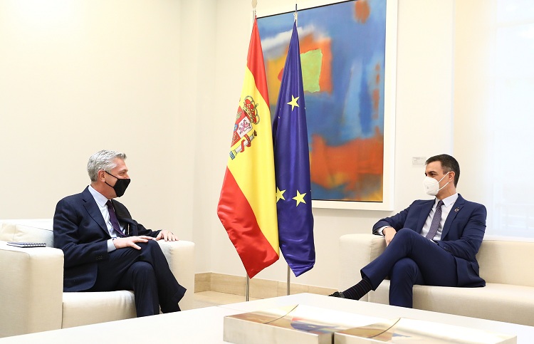 Grandi and Sánchez during their meeting at Moncloa in February 2021. / Photo: Pool Moncloa/Fernando Calvo