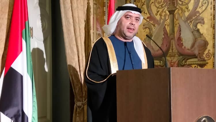 El embajador Majid al-Suwaidi durante su discurso.