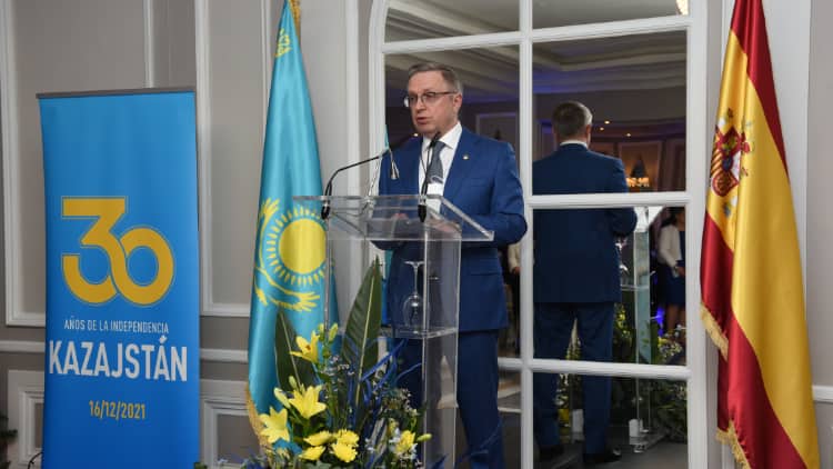 El embajador Konstantin Zhigalov, durante su intervención./ Fotos: Cortesía de la Embajada de Kazajistán
