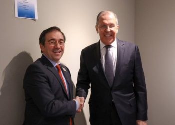 Albares y Lavrov se saludan en Estocolmo en diciembre de 2021. / Foto: @mfa_russia