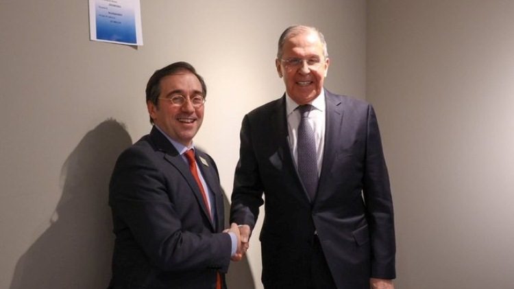 Albares y Lavrov se saludan en Estocolmo en diciembre de 2021. / Foto: @mfa_russia