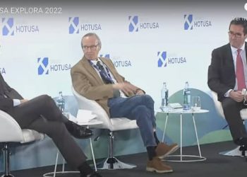 Pablo Casado, Josep Piqué and Antonio Garamendi during the first debate of the forum./ Image: Hotusa