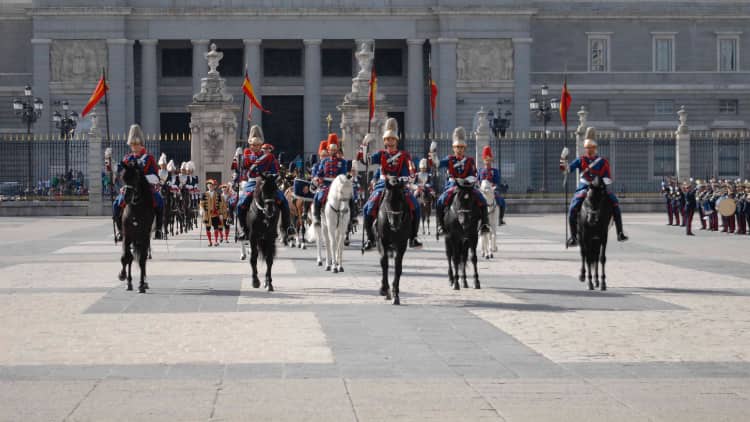 La Guardia Real escolta a un embajador en una ceremonia de presentación de credenciales./ Foto: AR
