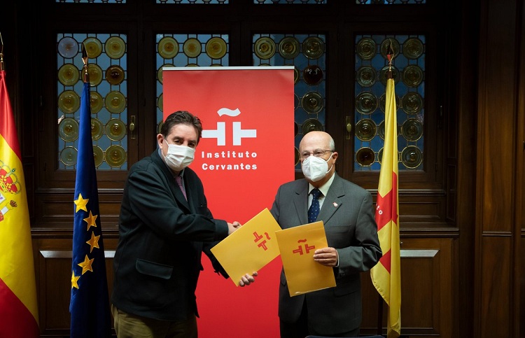 García Montero y Segura tras la firma del acuerdo. / Foto: Instituto Cervantes