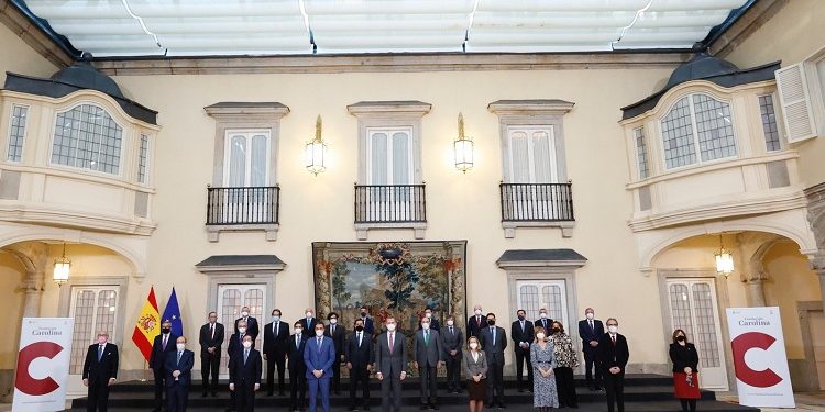 El Rey junto a Sánchez, ministros y miembros del Patronato de la Fundación Carolina. / Foto: Casa Real
