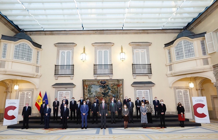 El Rey junto a Sánchez, ministros y miembros del Patronato de la Fundación Carolina. / Foto: Casa Real