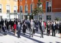 Fotografía de grupo el Rey con Albares y el personal del Ministerio frente a la nueva sede. / Foto: Casa Real