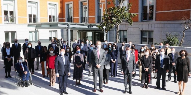 Fotografía de grupo el Rey con Albares y el personal del Ministerio frente a la nueva sede. / Foto: Casa Real