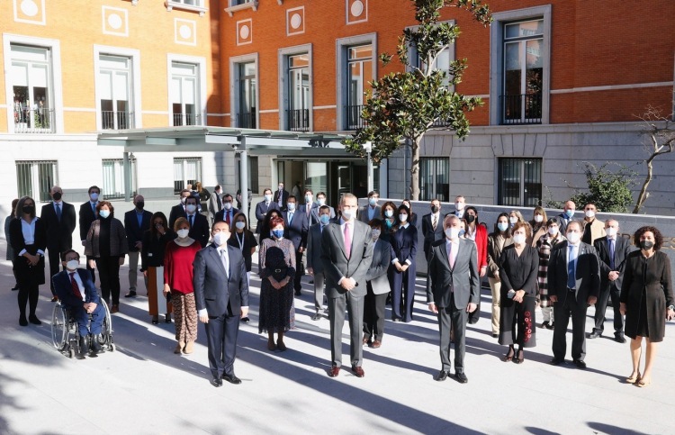 Group photo the King with Albares and Ministry staff in front of the new headquarters. / Photo: Royal Household