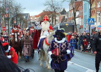 'Sinterklaas' walks through the streets of Groningen / Photo: Door Berkh, CC BY-SA 4.0, wikimedia