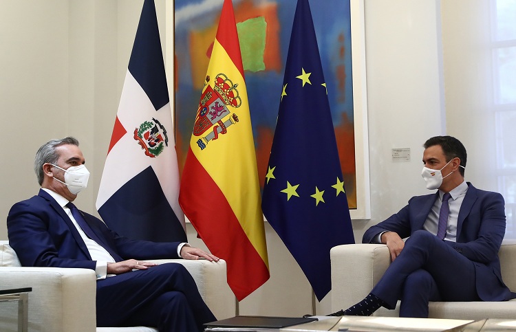 Pedro Sánchez with Luis Abinader. / Photo: Pool Moncloa