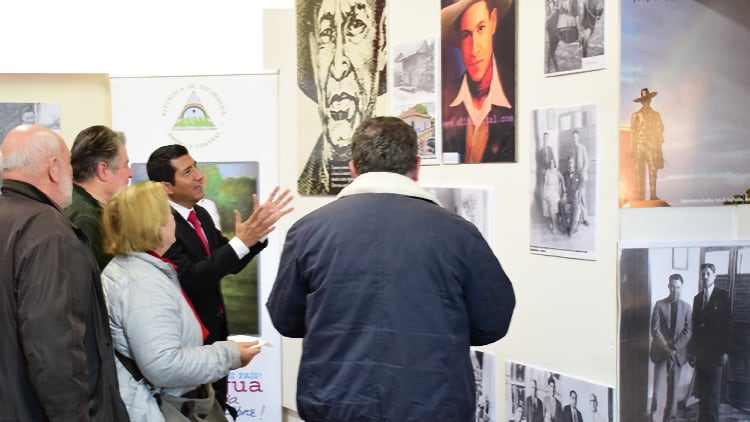 El embajador Carlos Midence conversa con los visitantes a la exposición./ Foto: Embajada de Nicaragua