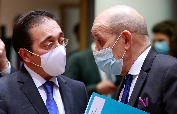 Albares talks with his French counterpart, Jean-Yves Le Drian, during the Extraordinary Council. / Photo: European Union