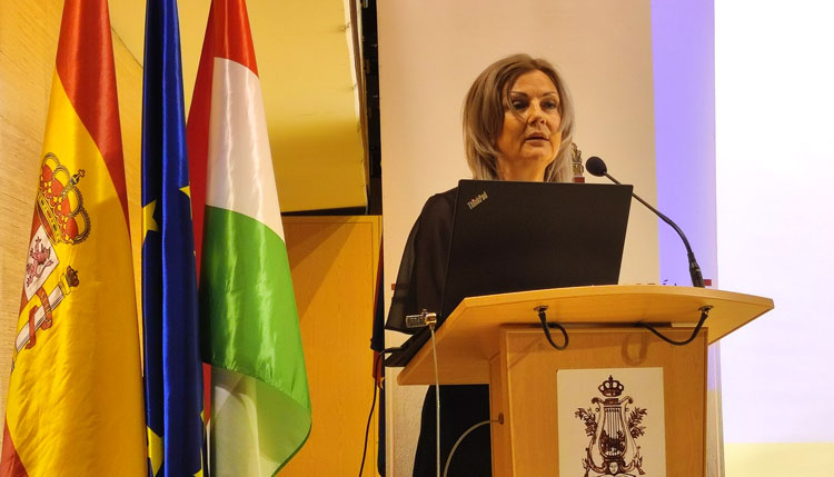 La embajadora de Hungría, Katalin Tóth, dirigiéndose a los asistentes./ Fotos: JDL