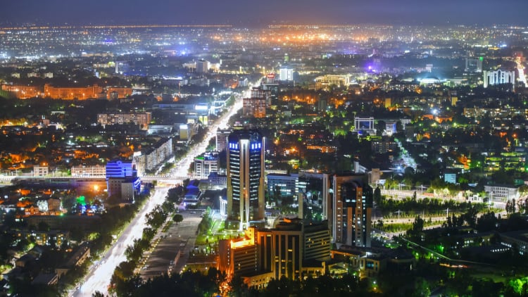 Vista nocturna de Tashkent.