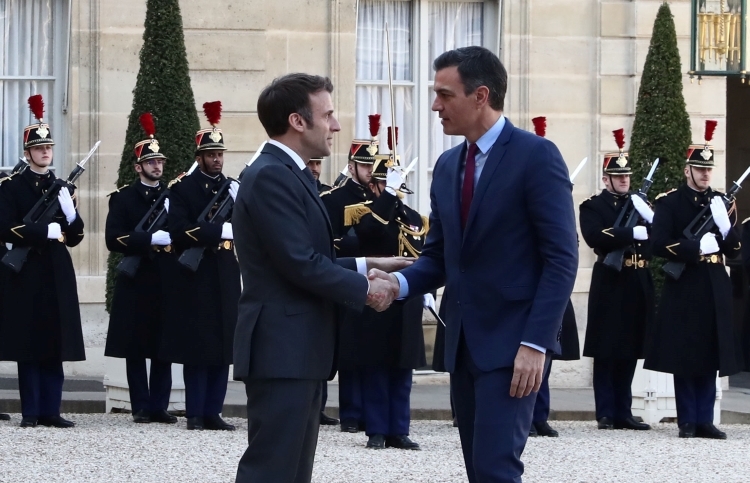 Macron y Sánchez se saludan antes del encuentro. / Foto: Pool Moncloa/Fernando Calvo