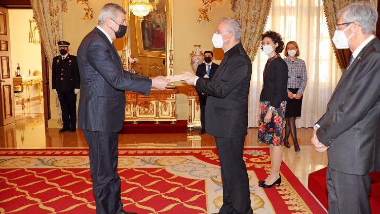 El embajador Ramiz Hasanov entrega sus Cartas Credenciales al copríncipe de Andorra./ Foto: Cortesía de la Embajada de Azerbaiyán