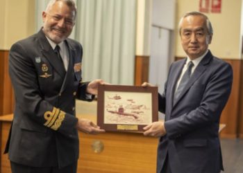 El embajador japonés con el vicealmirante Núñez Torres./ Foto: Armada Española