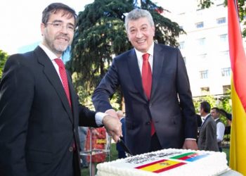Javier Salido y Ramiz Hasanov cortan la tarta conmemorativa del 30º aniversario de las relaciones diplomáticas hispano-azerbaiyanas./ Fotos: Julia Robles