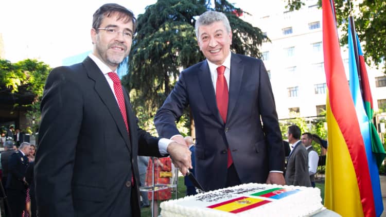 Javier Salido y Ramiz Hasanov cortan la tarta conmemorativa del 30º aniversario de las relaciones diplomáticas hispano-azerbaiyanas./ Fotos: Julia Robles