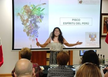 La sommelier peruana Lucero Villagarcía, durante su conferencia sobre los orígenes y las características de los distintos piscos peruanos.