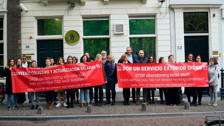 Concentración del personal laboral del Servicio Exterior frente a la Embajada de España en La Haya el martes 3 de mayo.