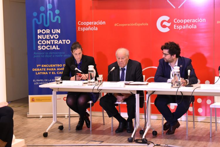 Laura Oroz, Enrique Iglesias y Antón Leis durante el acto en Montevideo. / Foto: CFCEMontevideo