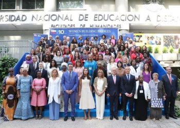 Doña Letizia con los asistentes al congreso y los miembros del patronato y del consejo asesor de la Fundación Mujeres por África. / Foto: Casa Real