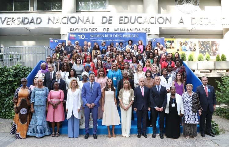 Doña Letizia con los asistentes al congreso y los miembros del patronato y del consejo asesor de la Fundación Mujeres por África. / Foto: Casa Real