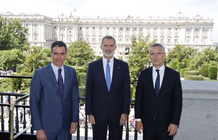 Sánchez, el Rey y Stoltenberg con el Palacio Real al fondo. / Foto: Casa de S.M. el Rey