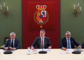 El Rey preside la reunión junto a Luis Manuel Cuesta y José Juan Ruiz. / Foto: Casa Real