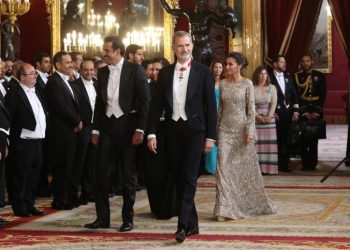 Los Reyes acompañados del Emir Al Thani y la Jequesa a su llegada al Palacio Real. / Foto: Casa Real