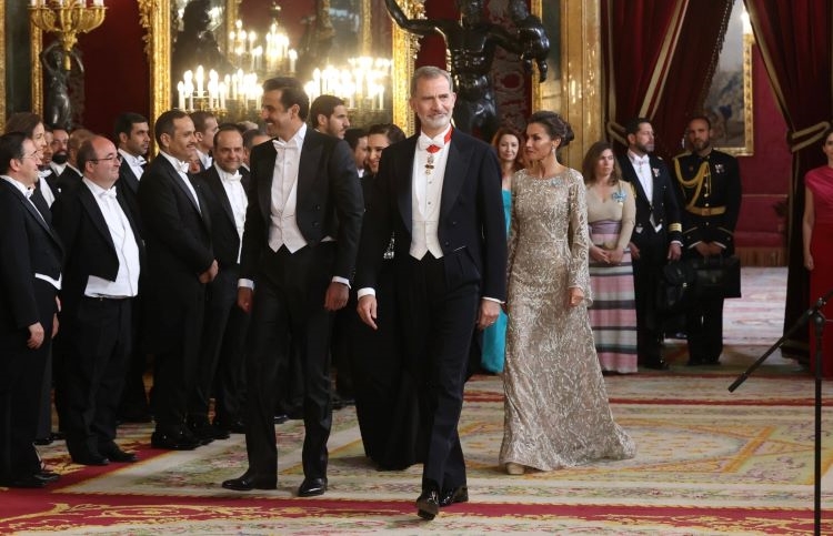 The King and Queen of Spain accompanied by Emir Al Thani and the Sheikha upon their arrival at the Royal Palace. / Photo: Royal Household