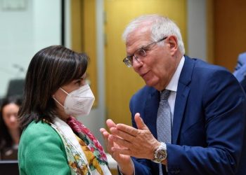 Robles talks with Borrell during the meeting in Brussels. / Photo: European Union