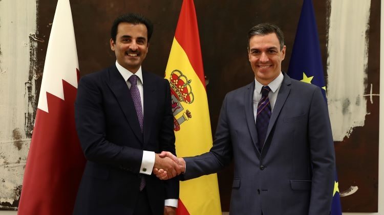 The President of the Government, Pedro Sánchez, receives the Emir of Qatar in May 2022. / Photo: Pool Moncloa/Fernando Calvo