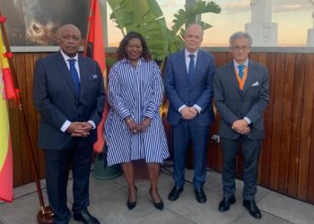 De izquierda a derecha: el embajador de Angola, José Luis de Matos Agostinho; la presidenta de TAAG, Ana Major; el CEO de TAAG, Eduardo Fairén; y el embajador de España en Angola, Manuel Lejarreta.