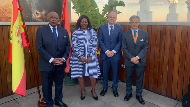 De izquierda a derecha: el embajador de Angola, José Luis de Matos Agostinho; la presidenta de TAAG, Ana Major; el CEO de TAAG, Eduardo Fairén; y el embajador de España en Angola, Manuel Lejarreta.