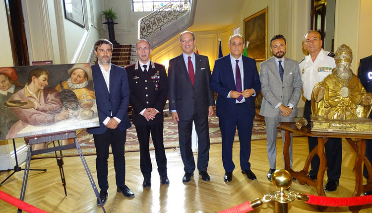 El embajador italiano, Riccardo Guariglia, junto con las autoridades policiales y culturales implicadas en la recuperación de las obras de arte robadas. /Foto: Embajada de Italia.