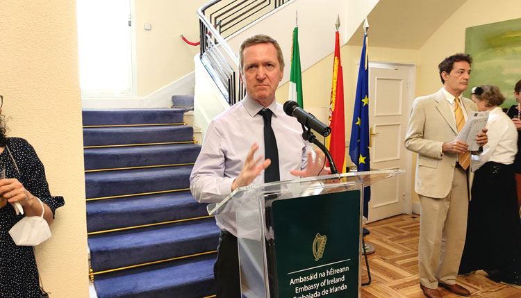 El embajador irlandés, Frank Smyth, en sus palabras de bienvenida.
