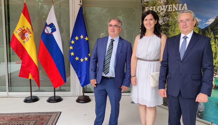 El embajador esloveno, Robert Krmelj (a la dcha.), junto a la consejera de la Embajada, Tina