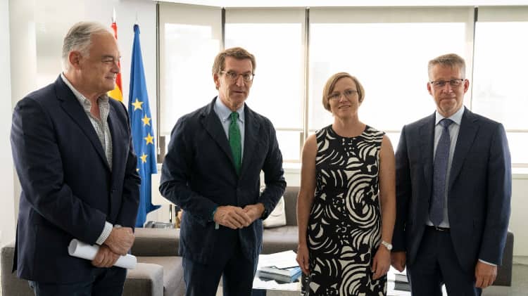 El presidente del PP con la embajadora de Finlandia y el embajador de Suecia, acompañados de Esteban González-Pons.